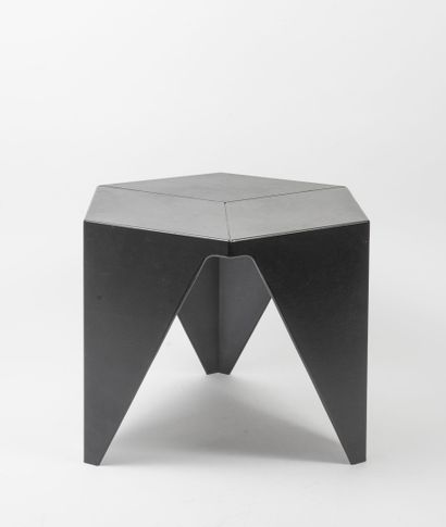 D'après Isamu NOGUCHI Prismatic Table.

Modèle créé en 1957.

En plastique noir.

H....
