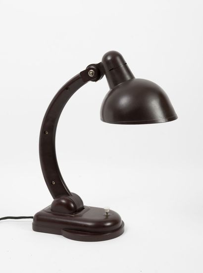CHRISTIAN DELL (1893-1974) Lampe en bakélite marron modèle Sigma, circa 1930.

Pour...