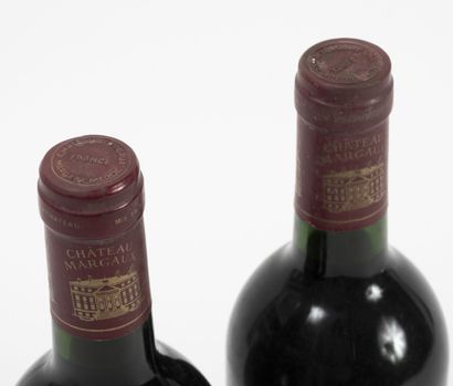 CHÂTEAU MARGAUX 2 bouteilles 1990.

GCC1 Margaux.

Niveau goulot.

Petites taches...