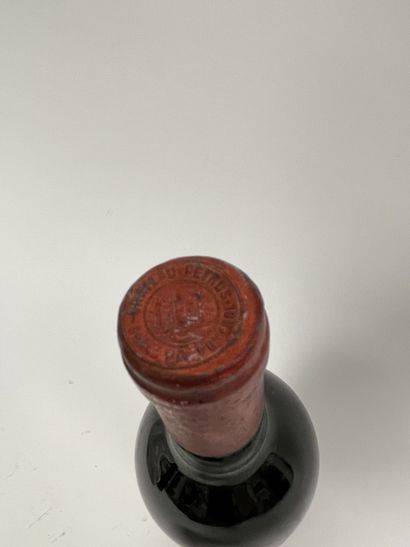 PETRUS 1 bouteille, 1973. 

Pomerol. 

Niveau haute épaule. 

Déchirures, taches...