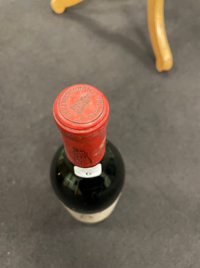 CHÂTEAU LATOUR 1 bouteilles, 1969.

GCC1 Pauillac.

Bon niveau mi-épaule.

Frottements...