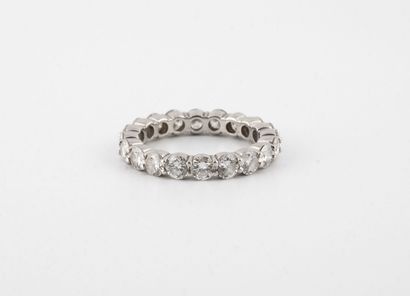 null American wedding band in platinum (850) and brilliant-cut diamonds in claw setting....