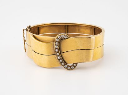 null Rigid belt bracelet in yellow gold (750) opening, the oval buckle decorated...