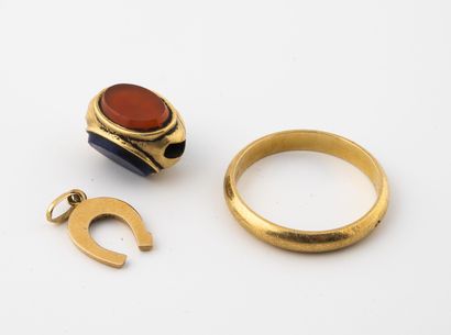 Lot of yellow gold jewelry (750): 

- A coulant...
