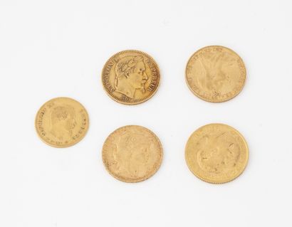 FRANCE et ANGLETERRE Lot of five coins including:

- A gold sovereign, George V,...