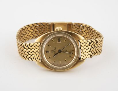 OMEGA Montre bracelet de dame en or jaune (750). 
Boîtier rond. 
Cadran à fond doré,...