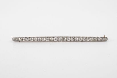 Barrette brooch in platinum (850) set with...