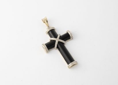 null Pendentif croix en onyx et en or jaune rhodié (750) à décor d'un croisillon...