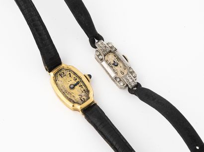  Lot de deux montres de dame. 
Boîtiers tonneau en or jaune (750) et platine (850)...