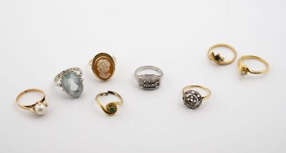null Lot of yellow and white gold rings (750) : 

- one with round bezel set with...