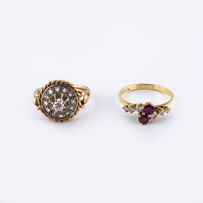 Lot of two rings including : 
- A round yellow...