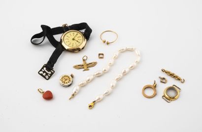  Lot de fermoirs, partie de chaîne et partie d'un boîtier de montre en or jaune (750)....
