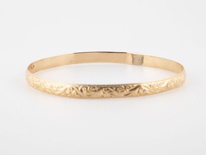 null Bracelet in yellow gold (375) with embossed leaf scrolls. 

Weight : 14.92 g...