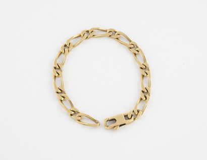 null Bracelet figaro mesh filed in yellow gold (750).

Clasp snap hook.

Weight :...