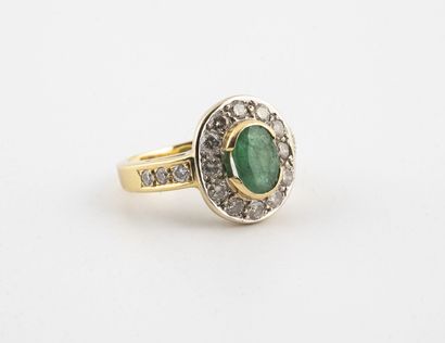 null Yellow gold (750) daisy ring centered on an oval emerald in a semi-circular...
