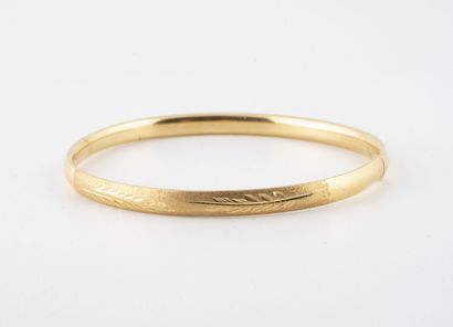 null Bracelet in yellow gold (750) with chased leaves on an amatized background.

P...