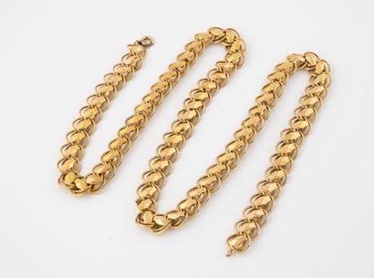 null Long neck chain in yellow gold (750) with hollow fancy links forming circles...