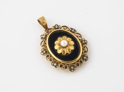null Pendentif médaillon ovale à décor d'une fleur au pistil d'une perle de culture...