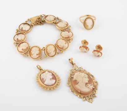 null Half set (recomposed) in yellow gold (750) with cameo decoration on shell in...