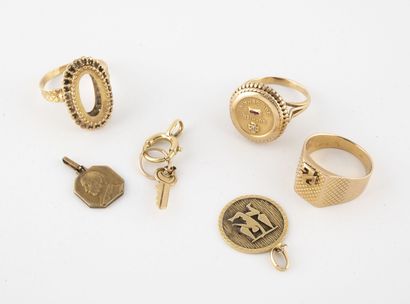 Lot in yellow gold (750) comprising :

-...