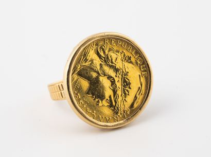 null Yellow gold ring (750) holding a 20 Francs gold coin 1907, in closed setting.

Net...