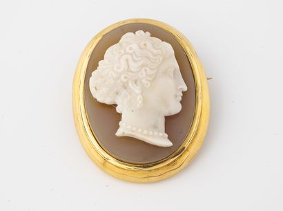null Important yellow gold (750) oval pendant brooch decorated with a cameo on agate...