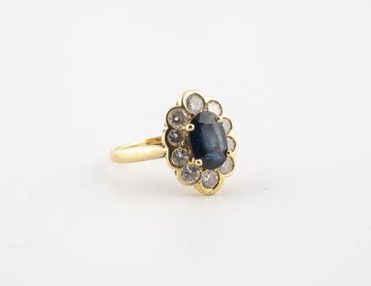 null Yellow gold (750) oval daisy ring centered on an oval faceted sapphire in a...