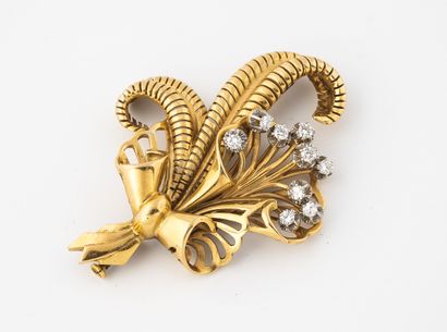 null Brooch of feathers and flowers linked by a knot in yellow and white gold (750),...