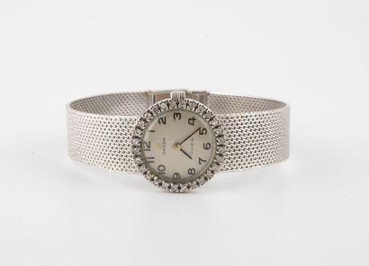 OMEGA Montre bracelet de dame en or gris (750). 

Boîtier rond, la lunette sertie...