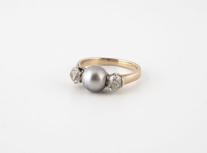  Yellow gold (750) ring centered on a grey cultured pearl (pierced) with two old...