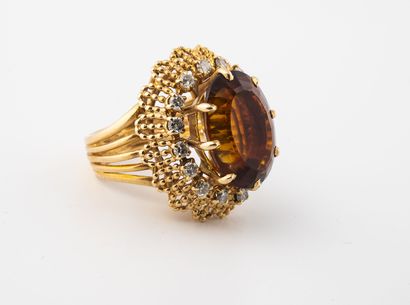 null Elegant yellow gold (750) ring centered on an oval-cut citrine set with brilliant-cut...