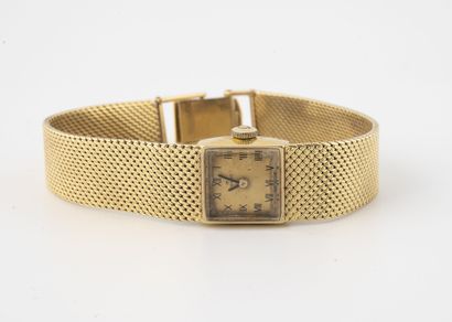 TISSOT Lady's wristwatch in yellow gold (750).

Square case.

Dial with golden background,...