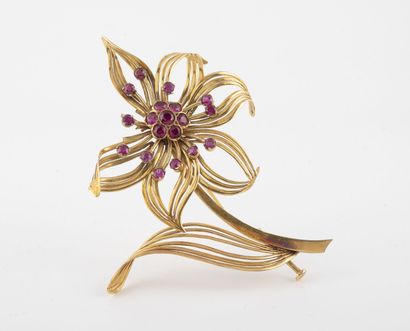 null Flower brooch in yellow gold (750) decorated with synthetic rubies in closed...