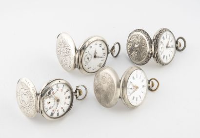  Lot de quatre montres de gousset en argent (800). 
Couvercles arrière à motifs ciselés...