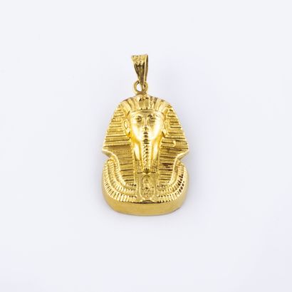 null Pendant in yellow gold (750) with a pharaoh's head with a nemesis.

Weight :...