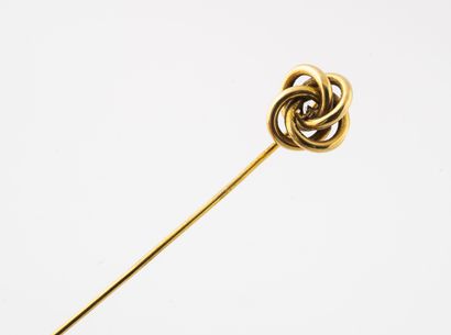 Neck pin in yellow gold (750) with a ring...