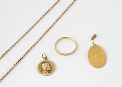 null Lot of jewelry in yellow gold (750) including: 

- A round medal featuring Christ....