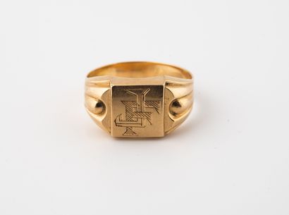 Yellow gold (750) signet ring with a square...