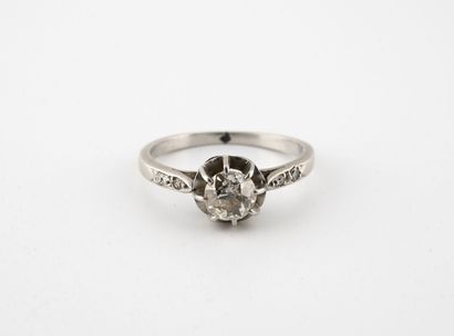Solitaire ring in platinum (850), centered...