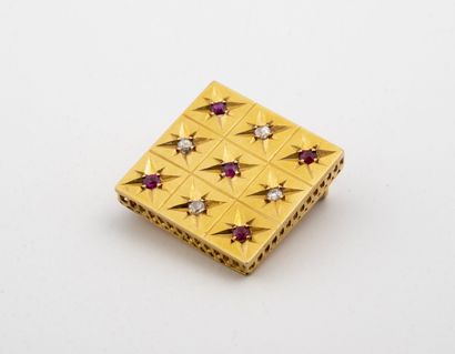 null Square brooch in yellow gold (750) decorated with a grid and stars adorned with...
