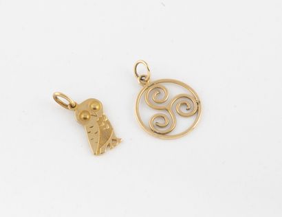 null Lot of two pendants including : 

-A circular pendant in yellow gold (750) forming...