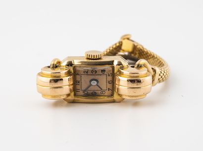  Montre bracelet de dame en or jaune (750). 
Boîtier rectangulaire à verre épais,...