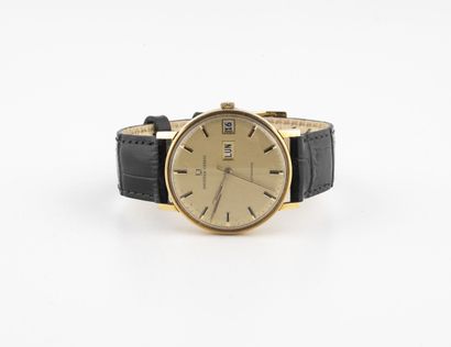 UNIVERSAL GENEVE Montre bracelet d'homme.

Boîtier rond en or jaune (750).

Cadran...