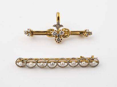 Set of two yellow gold (750) bar brooches:...