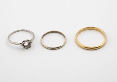  Lot of rings : 
- Two yellow and white gold (750) wedding rings. 
Total weight :...
