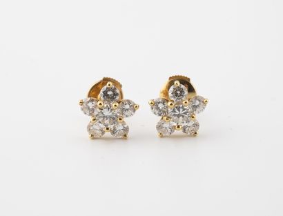  Paire de puces d'oreilles de fleurs en or jaune (750) ornée de six diamants de taille...