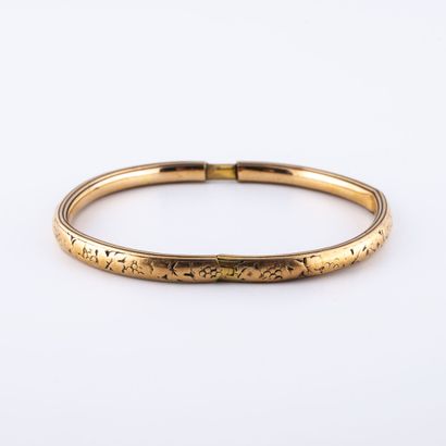 null Bracelet in yellow gold (750) chased with grapes and vine leaves.

Ratchet clasp....