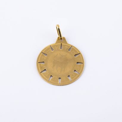 null Round medal in yellow gold (750) engraved with the zodiac sign of the bull....