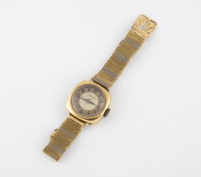 L. LEROY ET CIE Montre bracelet de dame.

Boîtier de forme tonneau en or jaune (750)...