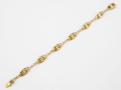null Bracelet en or jaune (750) à maillons navette ajourés à décor de filins torsadés....